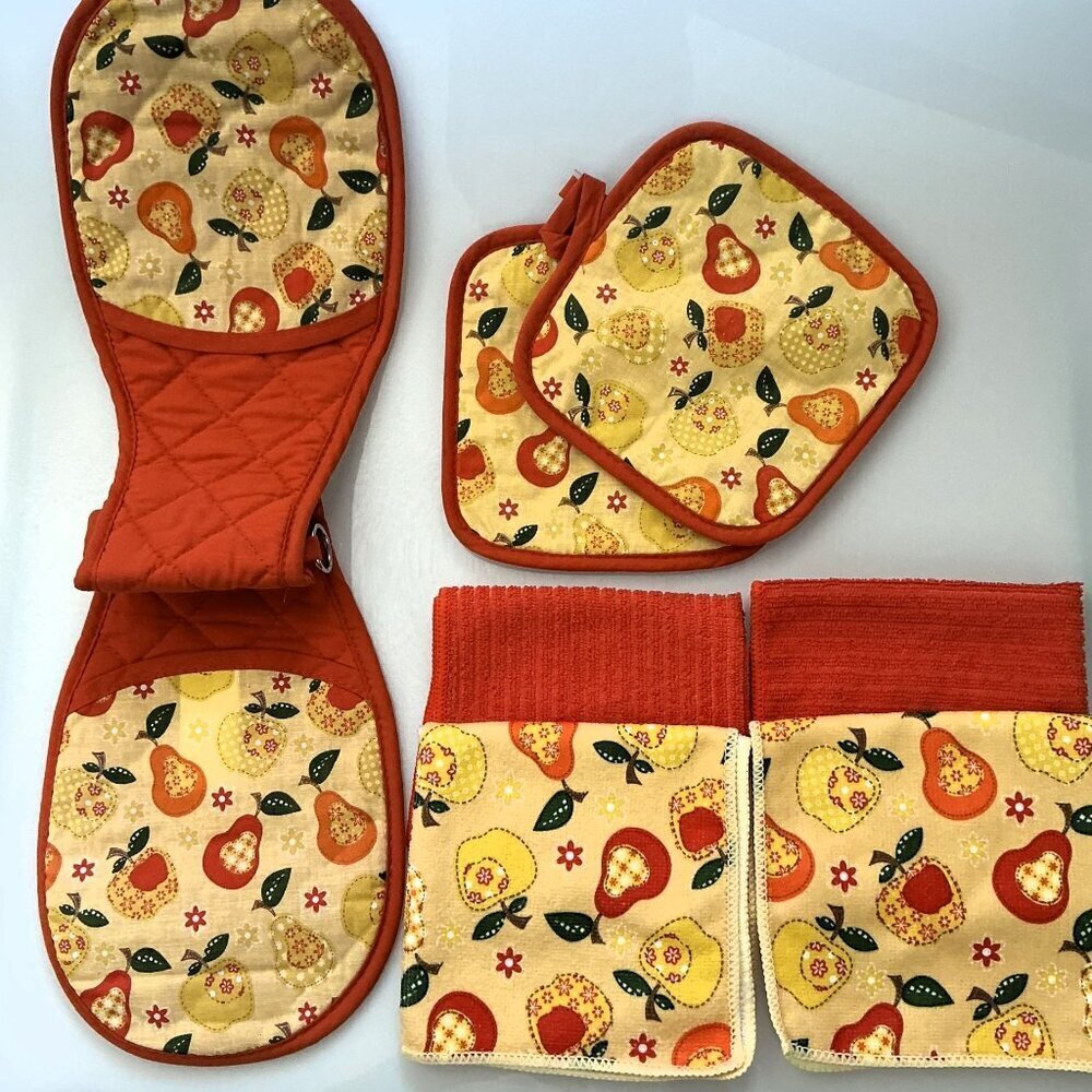 NEW APPLES AND PEARS BURNT ORANGE  KITCHEN SET OVEN GLOVE POTHOLDERS TOWELS